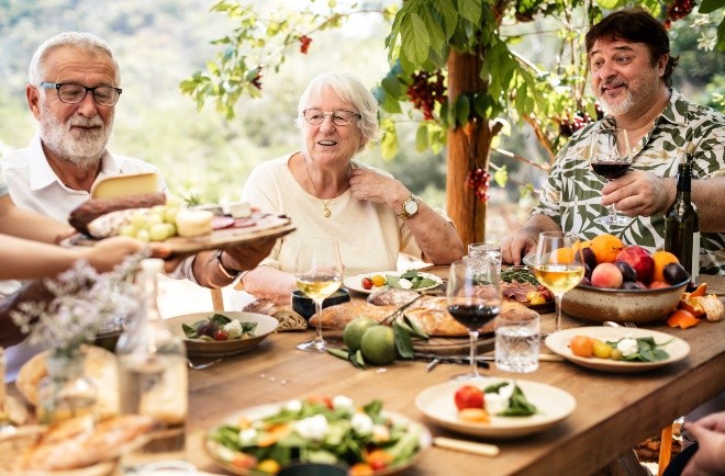 Familie am Esstisch im Garten