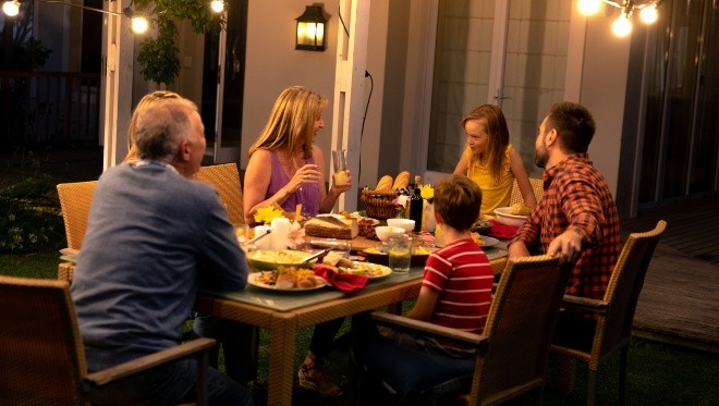 Familie-auf-Terrasse-beim-Essen - Gartenterrasse gestalten