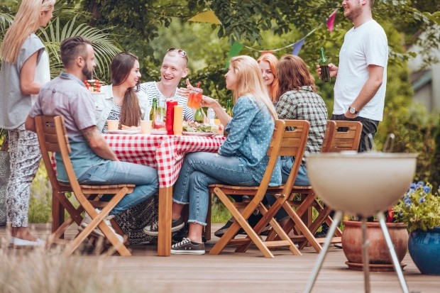 Grill-Gartenfest-auf-Terrasse