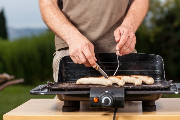 Elektrogrill mit Wuerstchen