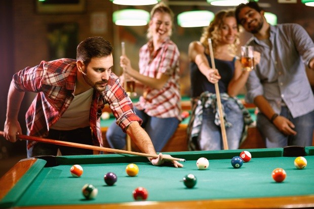 Leute spielen Billiard - Partykeller einrichten