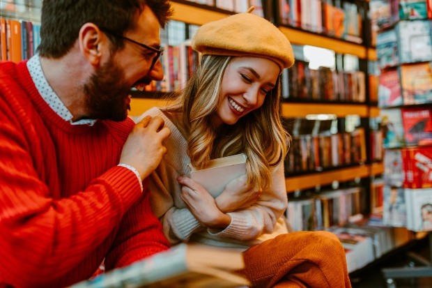 Mann-und-Frau-in-Buchhandlung - Einrichtung für die Buchhandlung