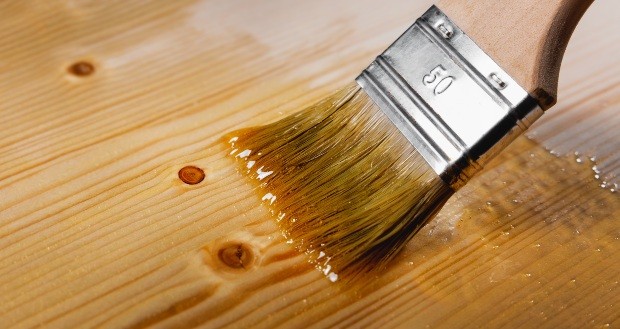 Der originale Holzton wird durch eine durchsichtige Lack- oder Lasurschicht geschützt Holz-wird-mit-Lack-geschuetzt - Holzmöbel aufhellen