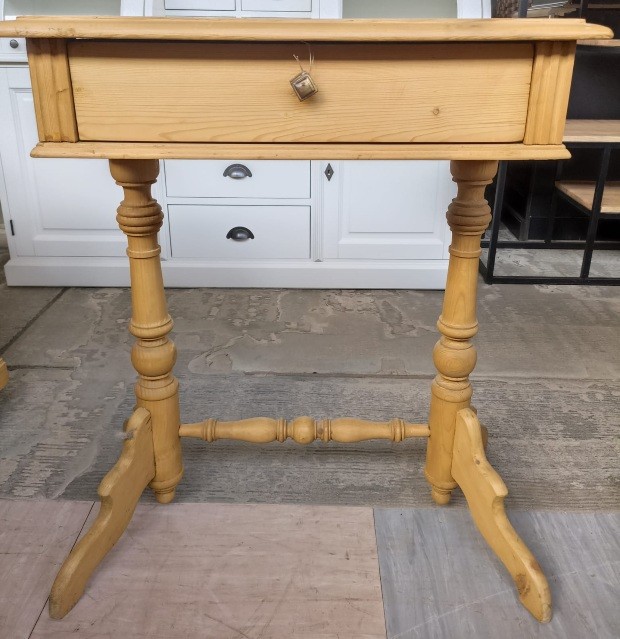 Jugendstil Side Table - Beistelltisch mit Klosterbeinen