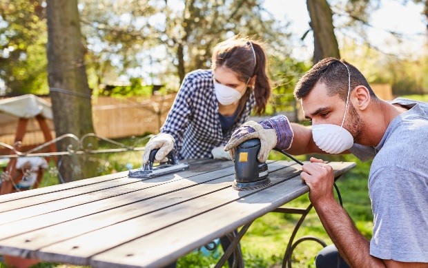 Paar-schleift-Gartentisch-ab - Holzmöbel aufhellen