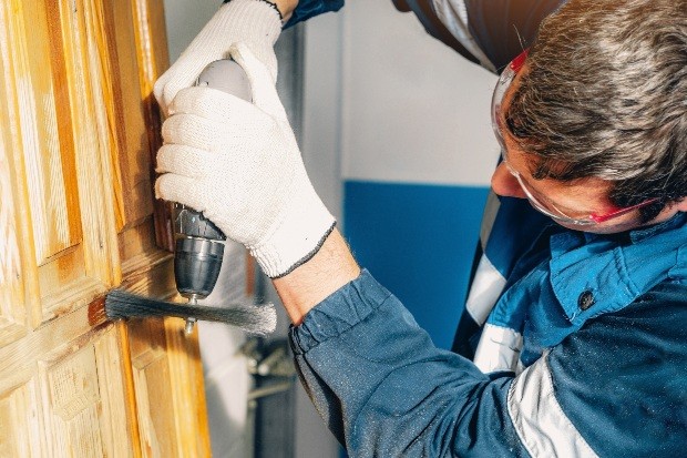 In der Regel nutzt man für das Aufhellen eine Schleifmaschine - dafür gibt es diverse Aufsätze Schrank-abschleifen