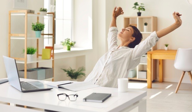 Junge-Frau-Home-Office - Helle Möbel im Trend