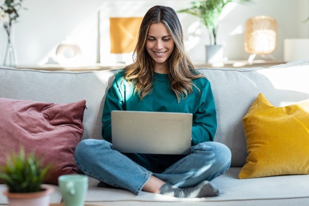 Frau-mit-Laptop-auf-Couch