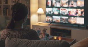 Junge-Frau-schaut-fern - TV-Wand - Ideen für den Fernseher