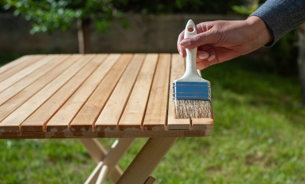 Holztisch-oelen-im-Garten