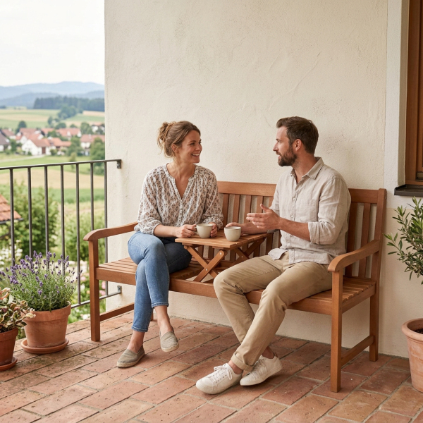 Gartenbank im Landhausstil mit integriertem Mitteltisch 3-Sitzer Gartenbank aus Eukalyptusholz mit ausklappbarem Mitteltisch