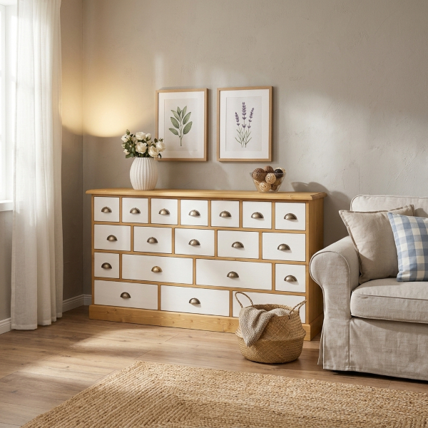 Apothekerschrank 180 cm im Landhausstil Zweifarbiger Apothekerschrank mit Kiefernrahmen und weißen Schubladen als Sideboard im modernen Landhaus-Wohnzimmer