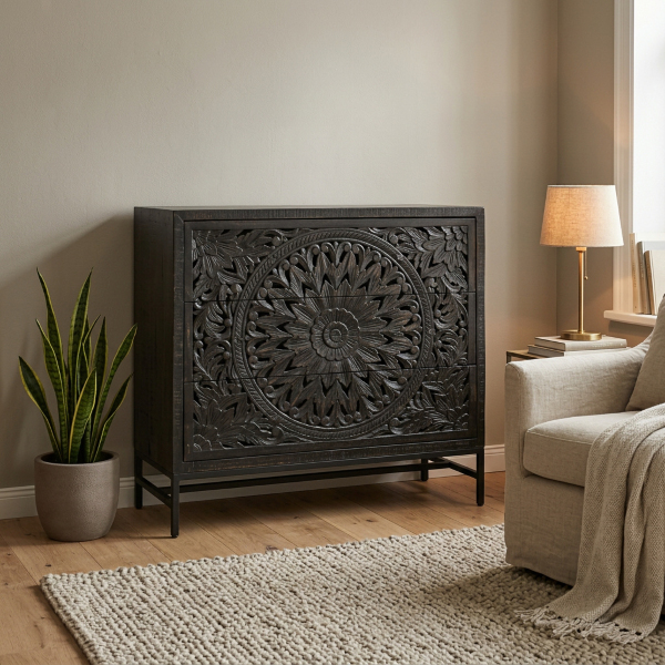 Kommode Casina Renew mit reliefierter Front Dunkle Kommode mit kunstvoll geschnitzter Front auf schwarzem Metallgestell