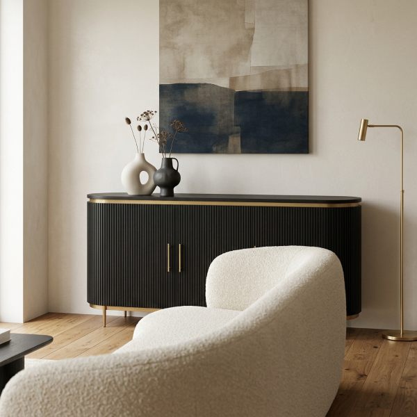 Rivello Sideboard in Schwarz mit Messingdetails Schwarzes Sideboard mit gerillter Front, Messingrahmen und Messingfüßen