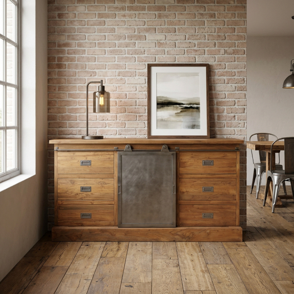 Teakholz Sideboard mit Metalltür im Industrial-Wohnraum Sideboard aus Teakholz mit Metall-Schiebetür vor Backsteinwand im Wohnraum