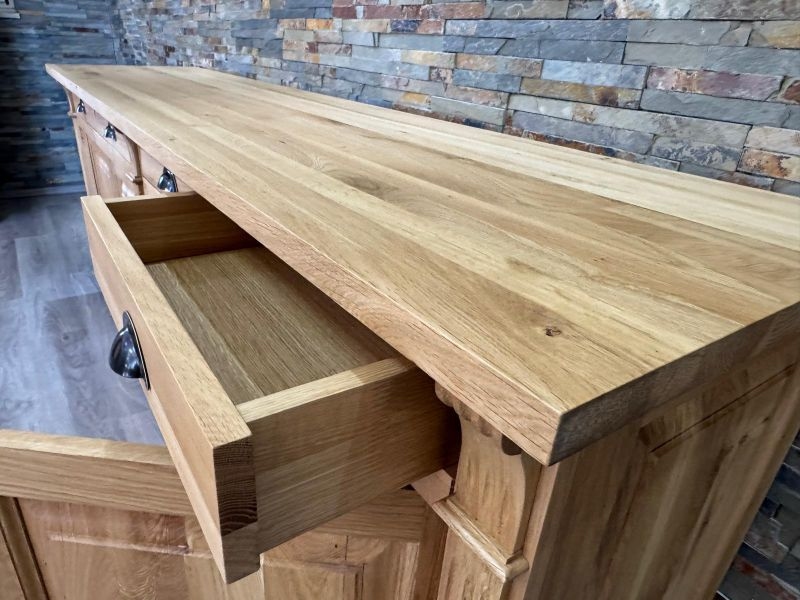 Zweifarbige Eichenkommode im Landhausstil Zweifarbige Eichenkommode im Landhausstil im großen Format