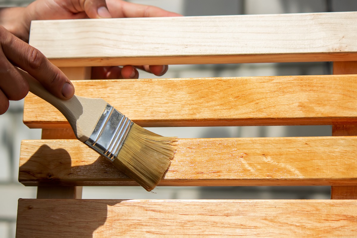 Durch die Oberflächenveredelung wird das Möbelstück nicht nur geschützt, sondern erhält auch eine schöne Farbe Holzstuhl-lackieren - Holzoberfläche veredeln