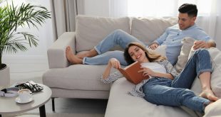 Paar-auf-gemuetlicher-Couch