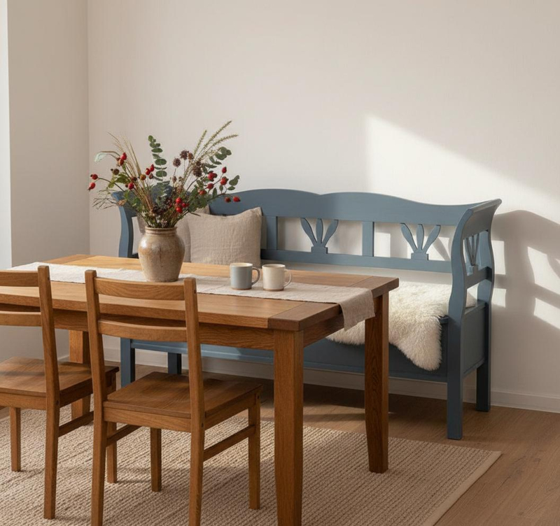 Truhenbank im Landhausstil – Sitzplatz und Stauraum in einem Truhenbank im Landhausstil mit blau lackiertem Gestell und Holzsitzfläche