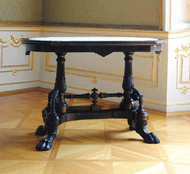 Tisch - Teil einer Garnitur im historistischen Stil. Schloss Bruntál - Klassische Möbelstile und Epochen erkennen