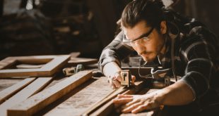 Schreiner-der-an-Holz-arbeitet