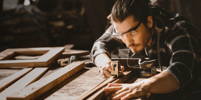 Schreiner-der-an-Holz-arbeitet
