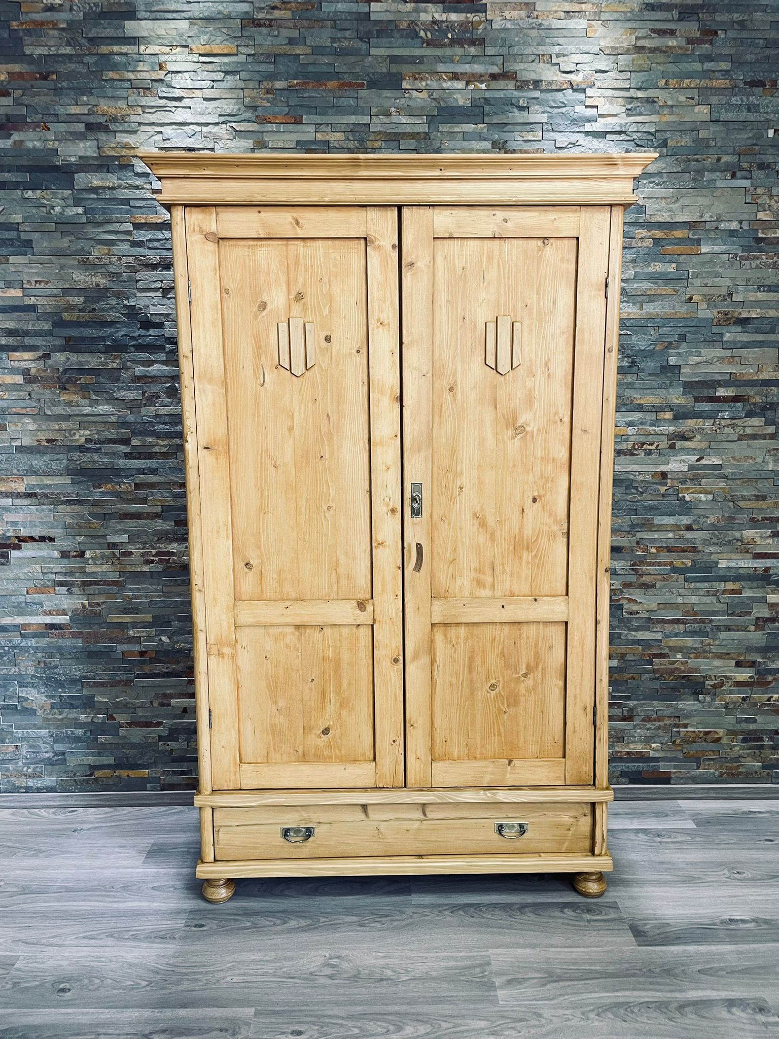Jugendstil Kleiderschrank antik – aufgearbeitet mit Kleiderstange & Schublade