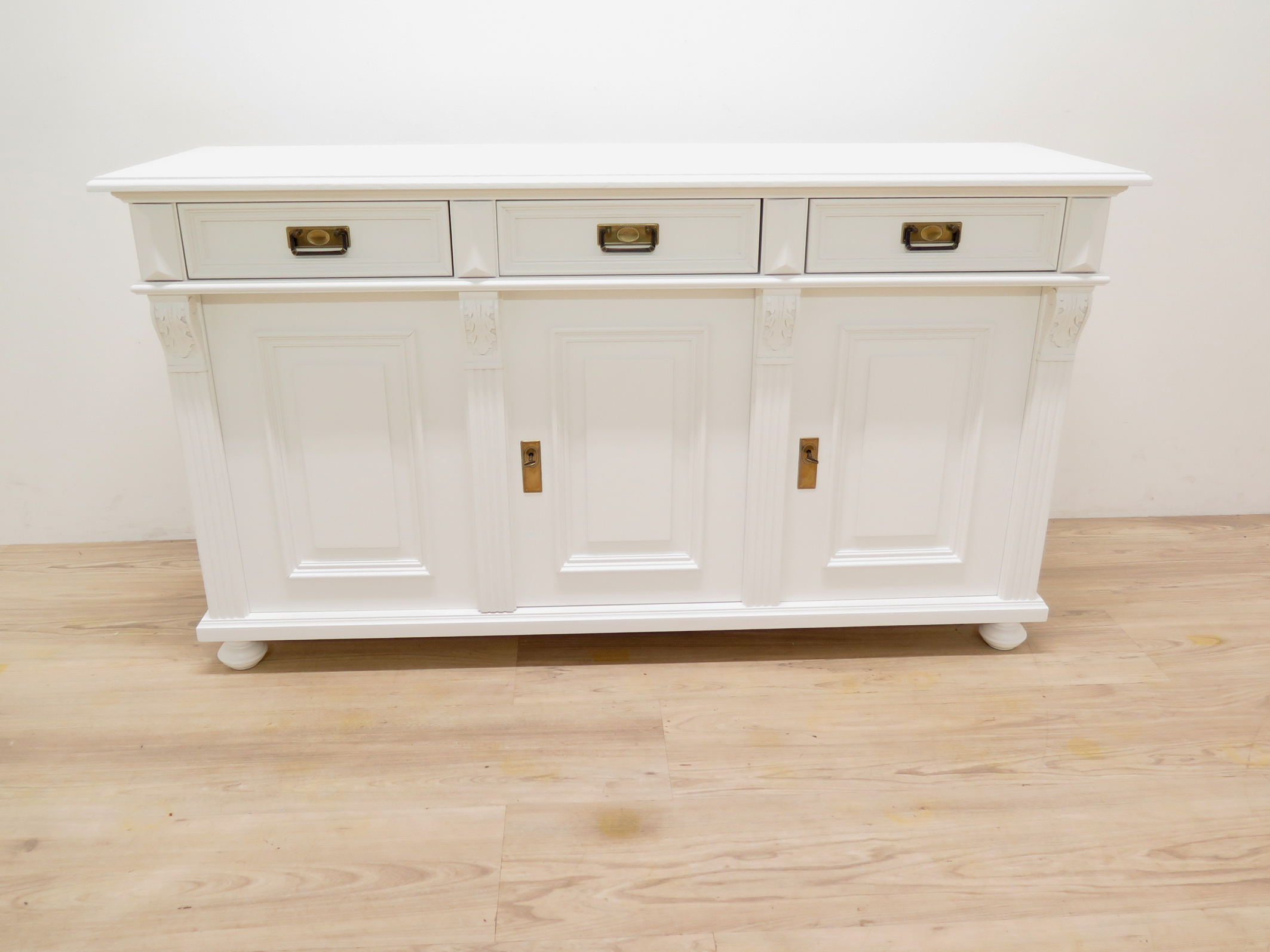 Premium Landhaus Sideboard – 3 Schubladen & 3 Türen, Weichholz Handarbeit nach alten Vorlagen