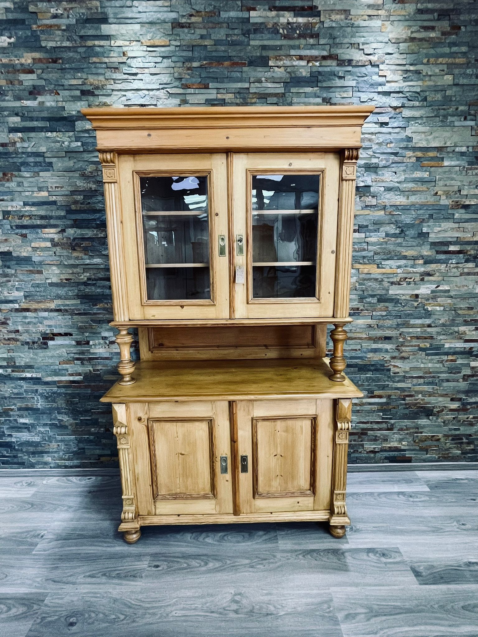 Gründerzeit Buffetschrank antik – original aufgearbeitet mit schöner Maserung