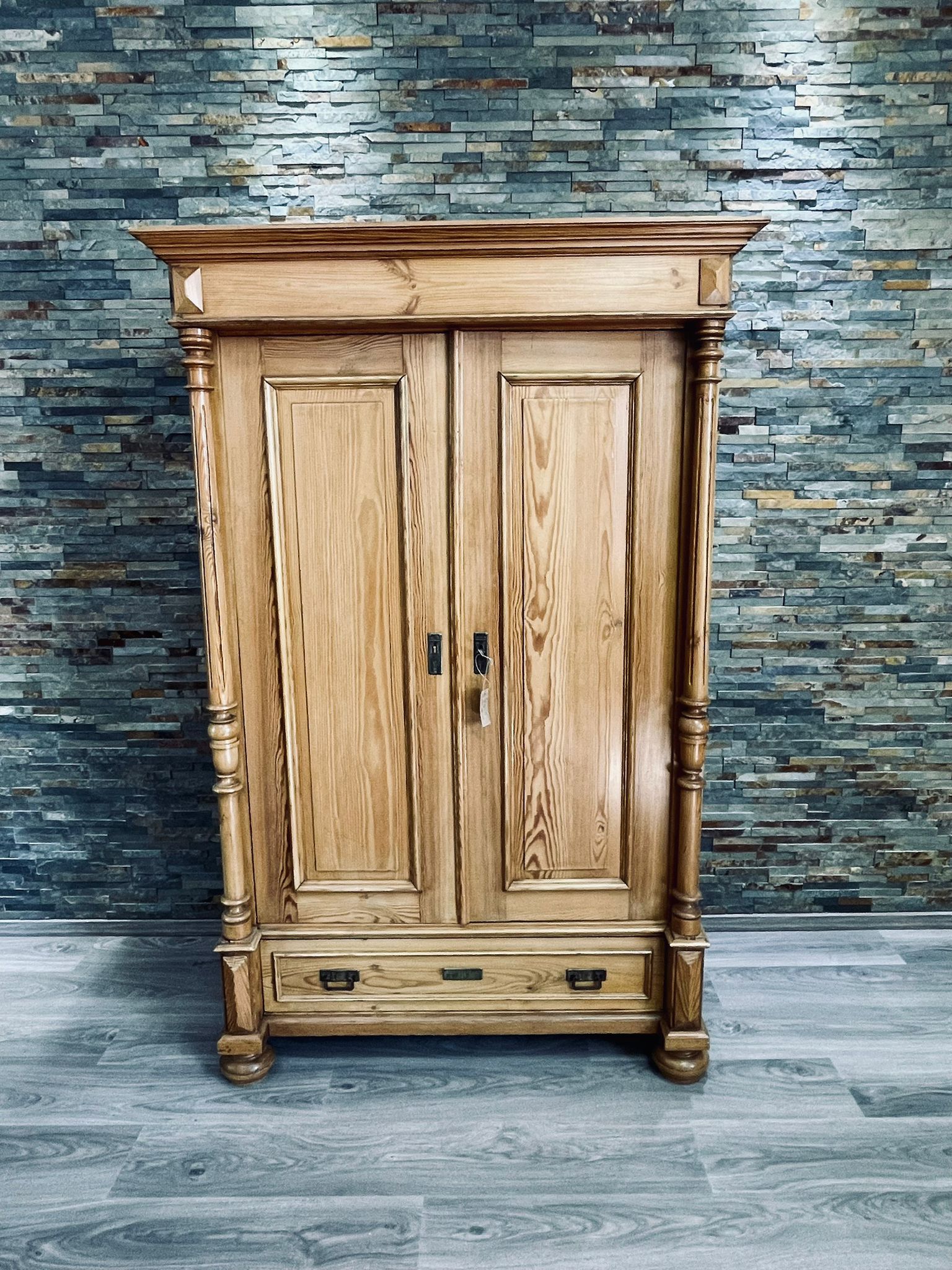 Gründerzeit Dielenschrank mit Säulen – Antikschrank mit Schublade