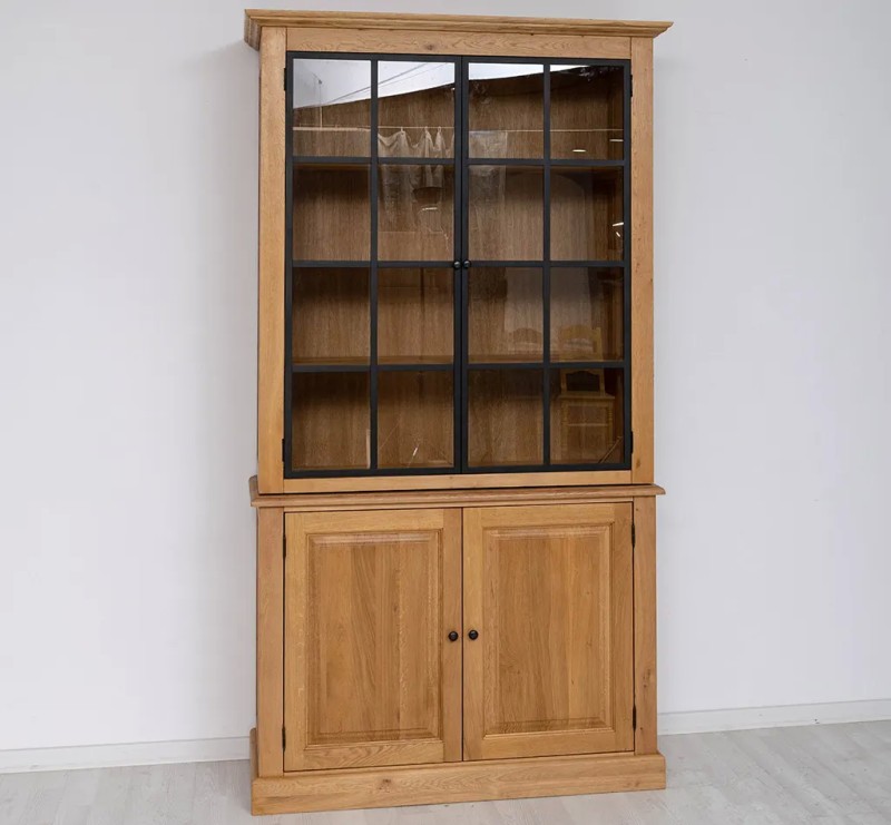Elegante Vitrine aus massiver Eiche mit Metall- und Glastüren