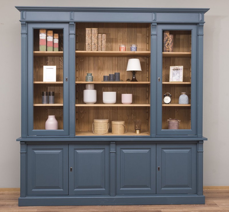 Bücherschrank im Landhaus Stil mit Glastüren