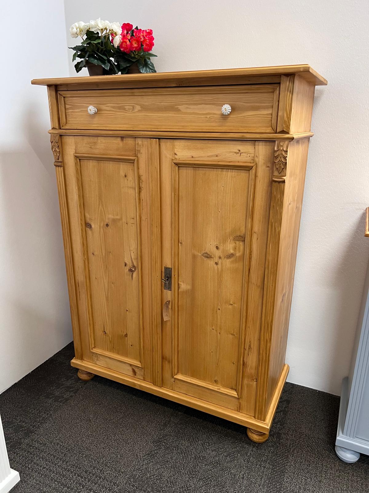 Vertiko Weichholz im Jugendstil – Landhauscharme mit antikem Flair