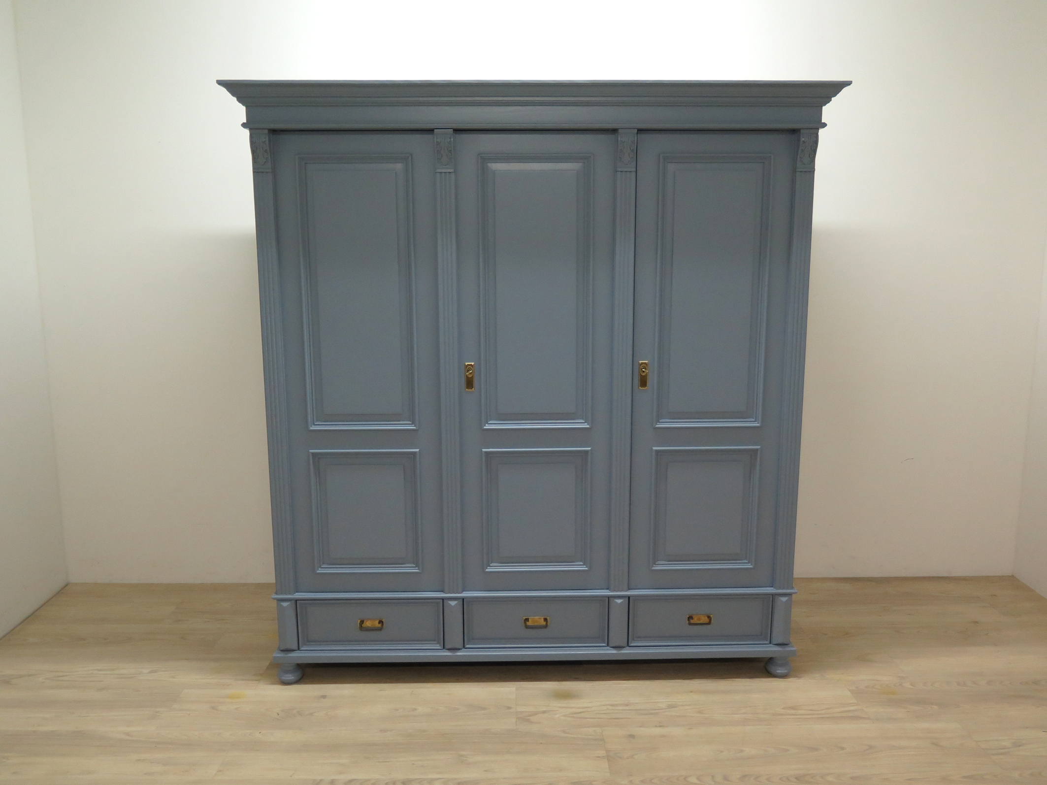 Premium Kleiderschrank 3 Türig - Massivholz Schrank Kollektion