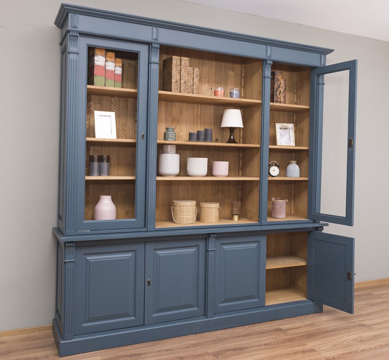 Bücherschrank im Landhaus Stil mit Glastüren