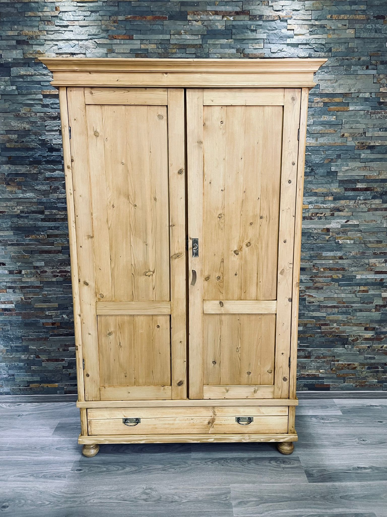 Jugendstil Kleiderschrank antik – aufgearbeitet mit Kleiderstange & Schublade