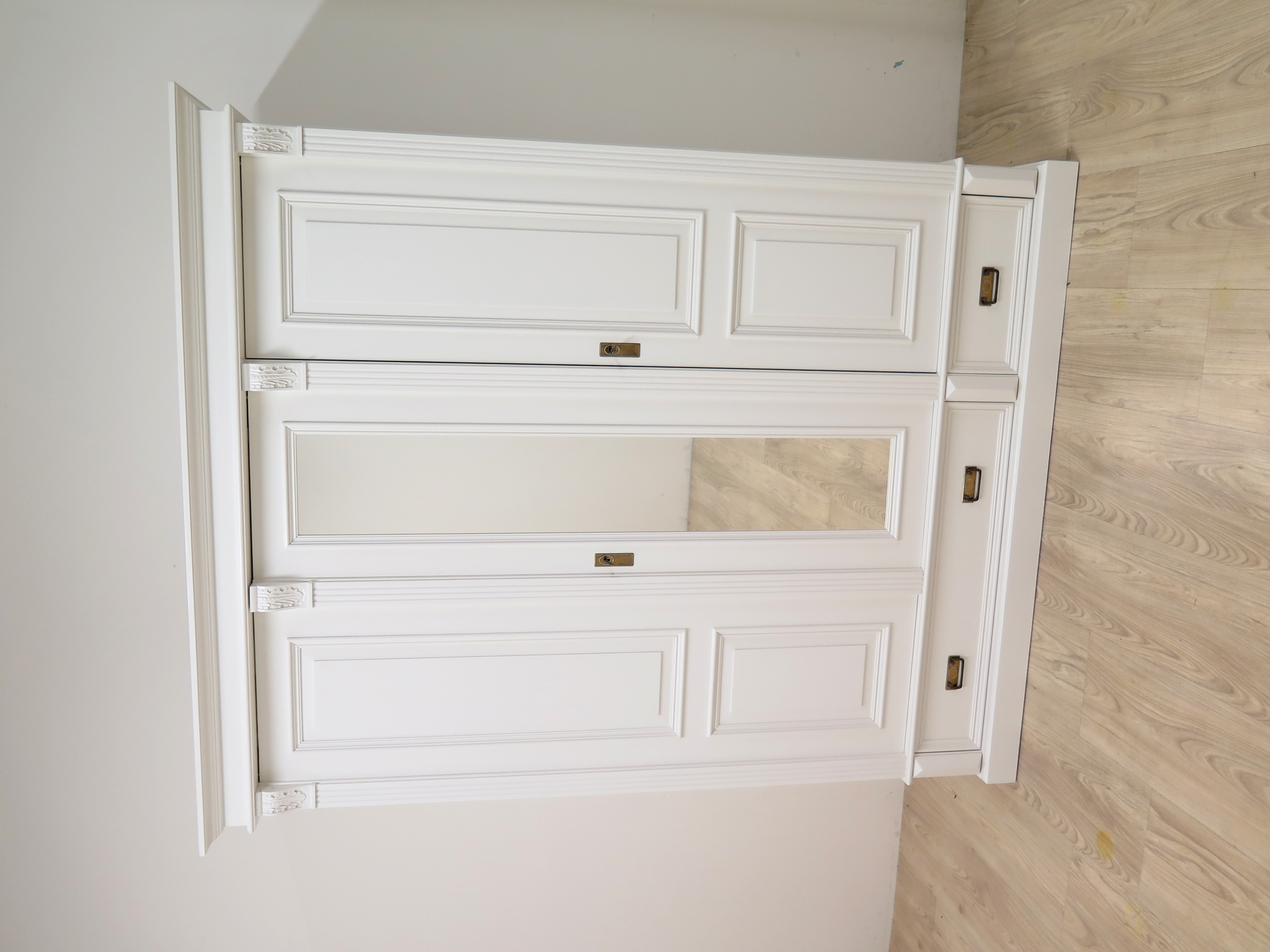 Premium 3-türiger Kleiderschrank Weiß – Weichholz, Landhausstil, mit Spiegel & 3 Schubladen