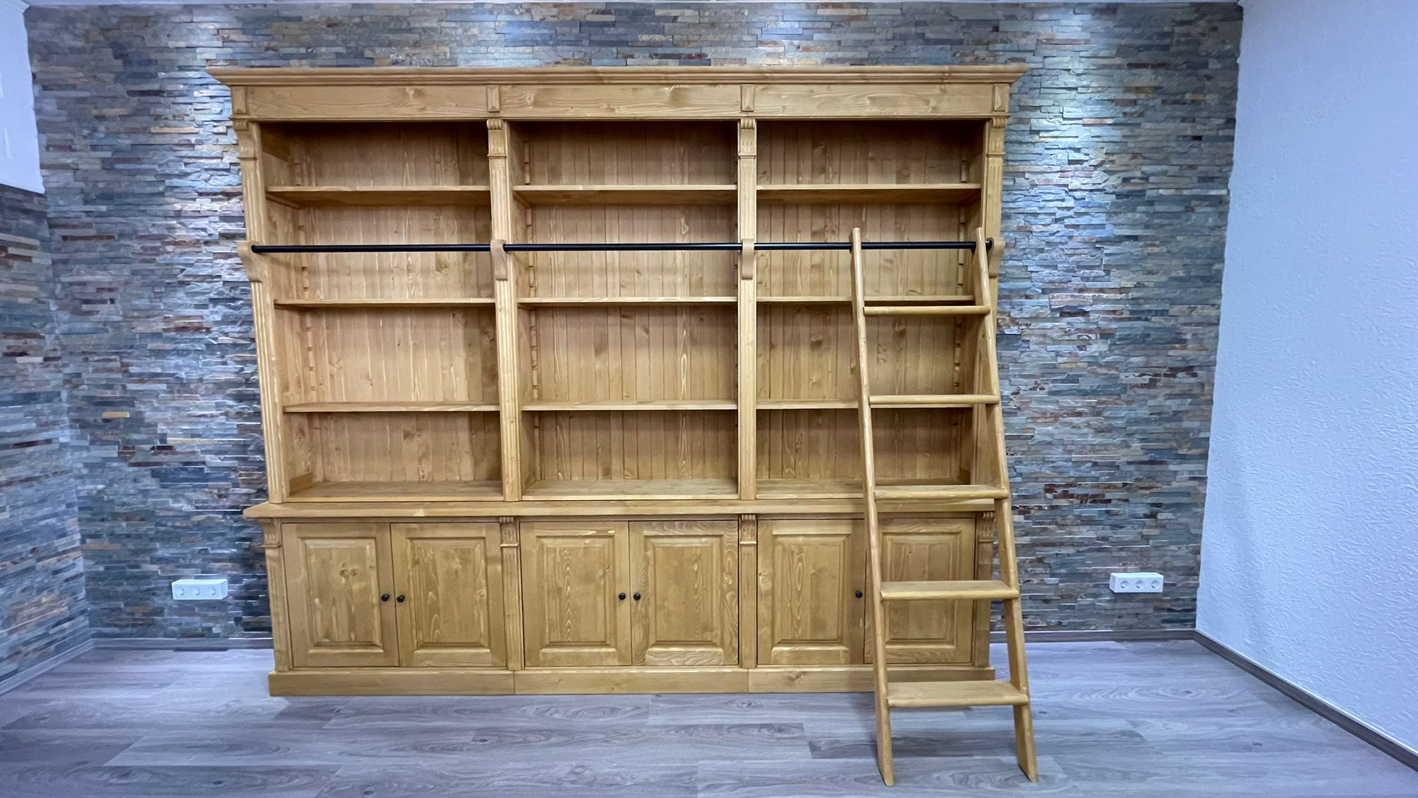 Bücherwand Massivholz Klopstock mit Leiter im Landhaus Stil 300cm