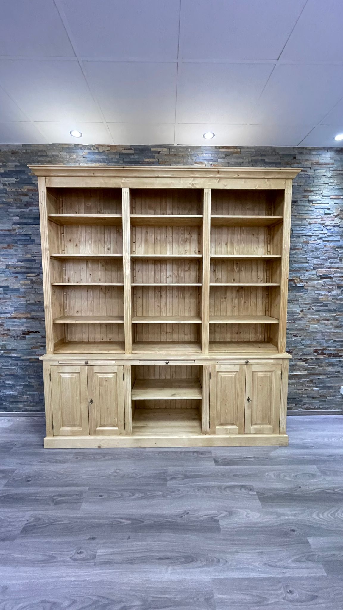 Landhaus Bücherregal aus massivem Kiefernholz – individuell gestaltbar
