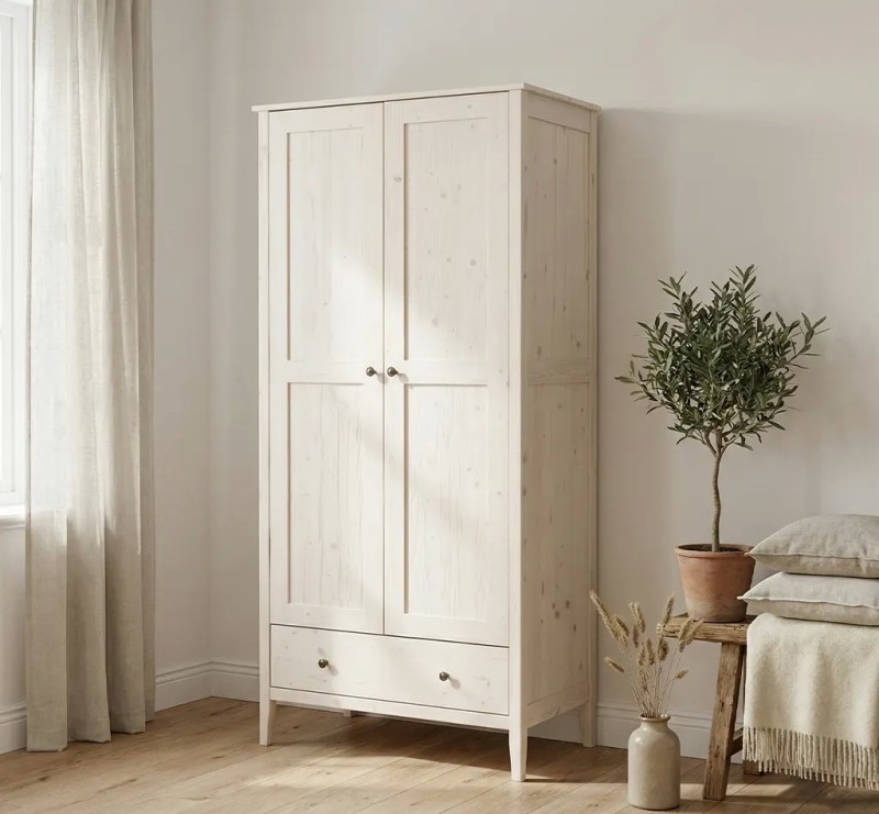 Massiver Kleiderschrank aus Tannenholz mit Schublade
