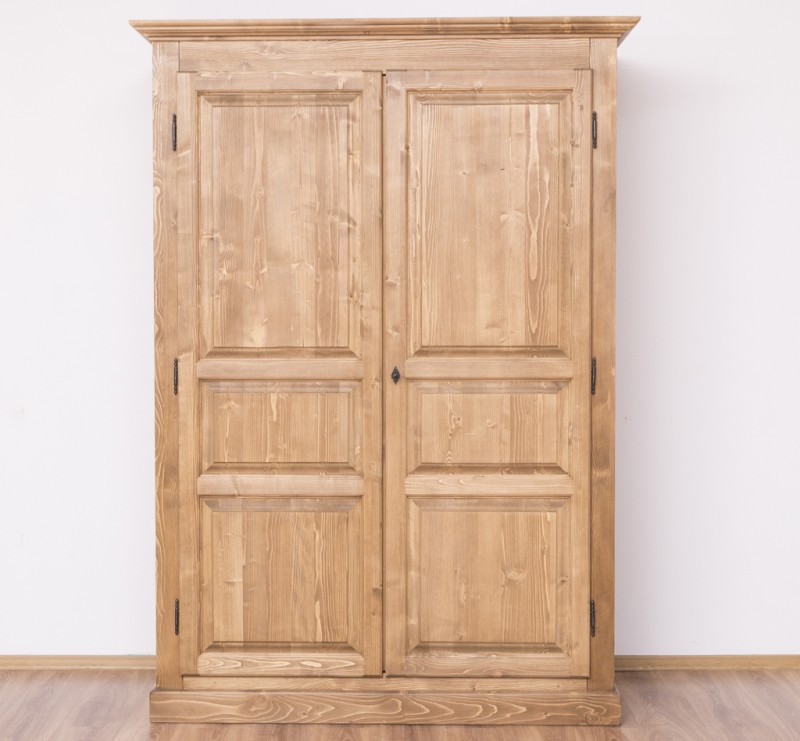 Schöner Landhaus Schrank aus Massivholz - mit Innenausbau