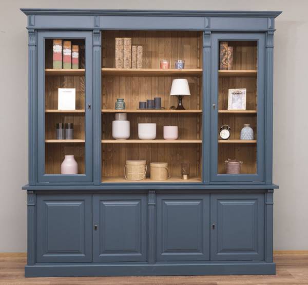 Bücherschrank im Landhaus Stil mit Glastüren