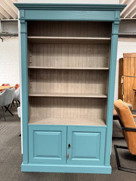 Massives Bücherregal mit 2 Türen und Regalfläche - Landhaus Regal hellblau