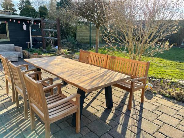 Teakholz Gartenmöbel Set - Pochon Designer Tisch 250 cm mit Baumkante + 3 Stühle + 1 Beaufort Bank